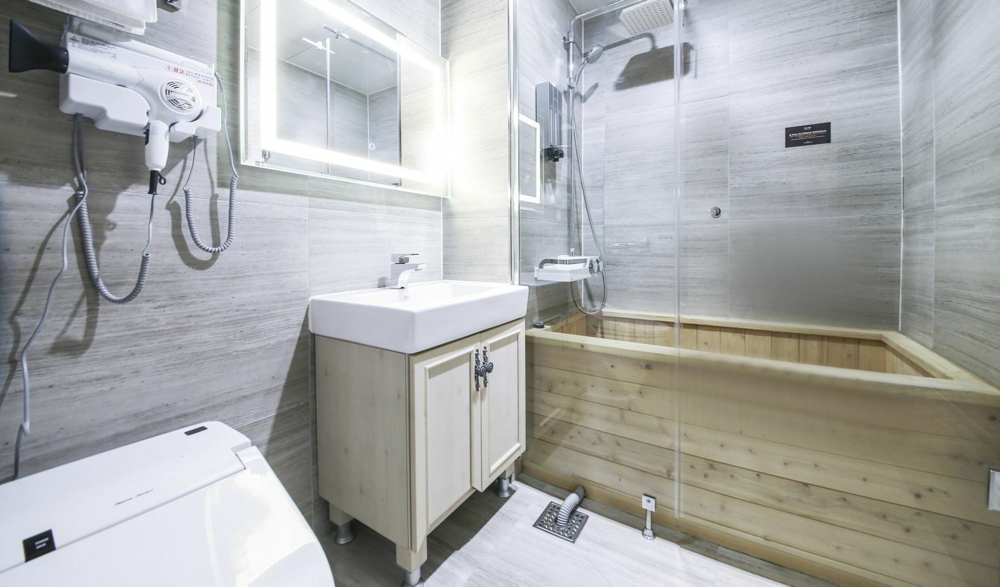 9 In Dongdaemoon 3*